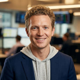 Ryan Brooks, con el título de Analista Principal de Trading en Fortis Invelix, foto de perfil